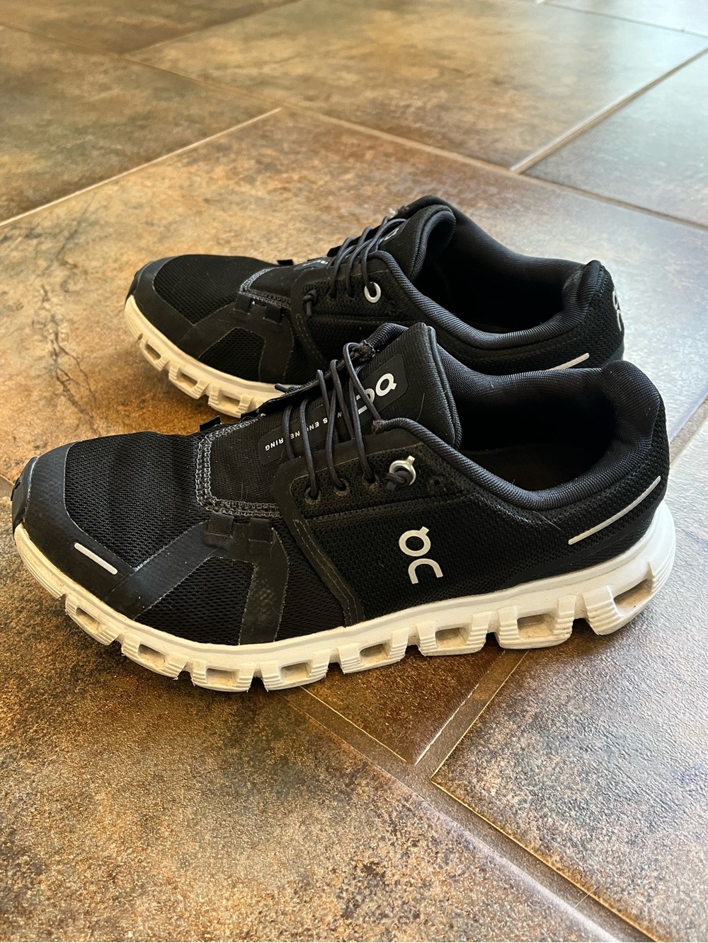 On Cloud 6 Sneakers Black White Women’s Size 6.5 Excellent Condition